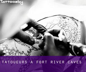 Tatoueurs à Fort River Caves