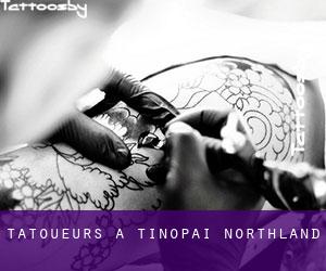 Tatoueurs à Tinopai (Northland)